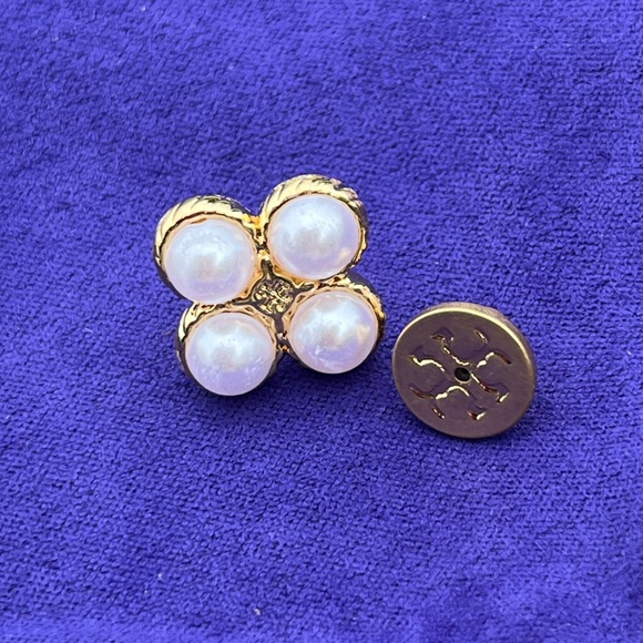 NWOT Tory Burch Pearl Cluster Stud Earrings - Picture 5 of 6